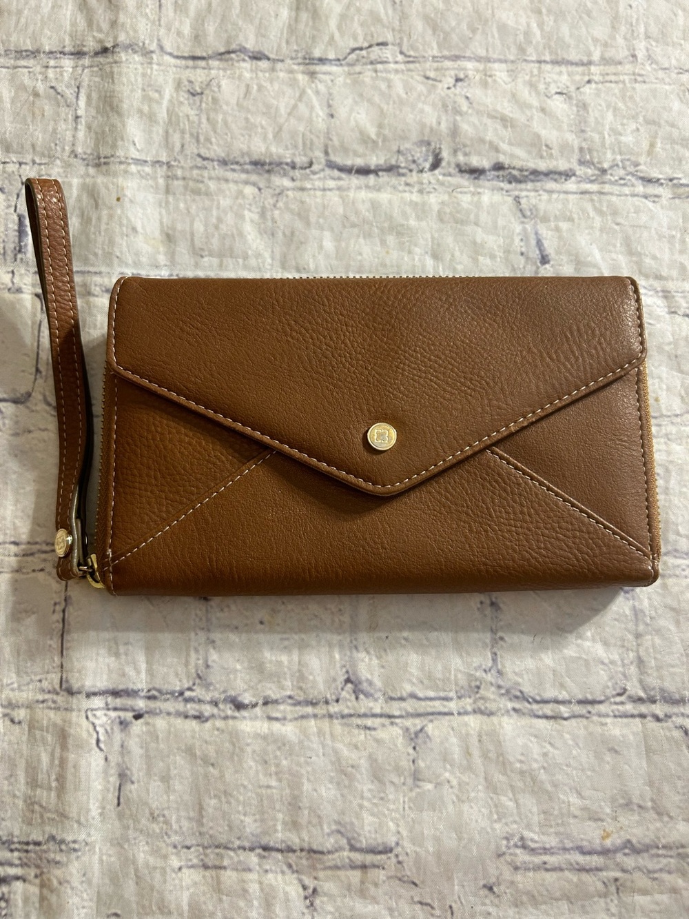 LIZ CLAIBORNE VINTAGE BROWN WITH GOLD TONE ACCENTS LOGO WRISTLET WALLET